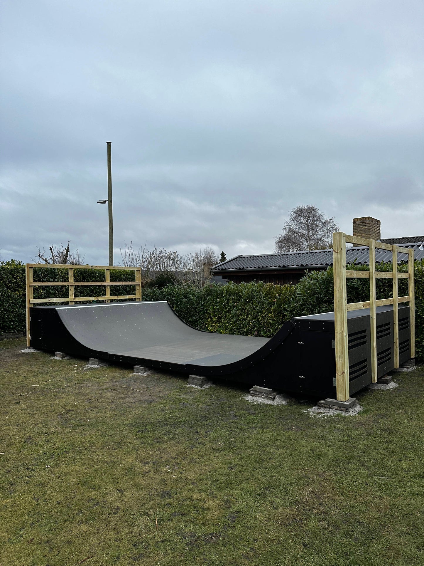 Færdigmonteret Minirampe / Halfpipe